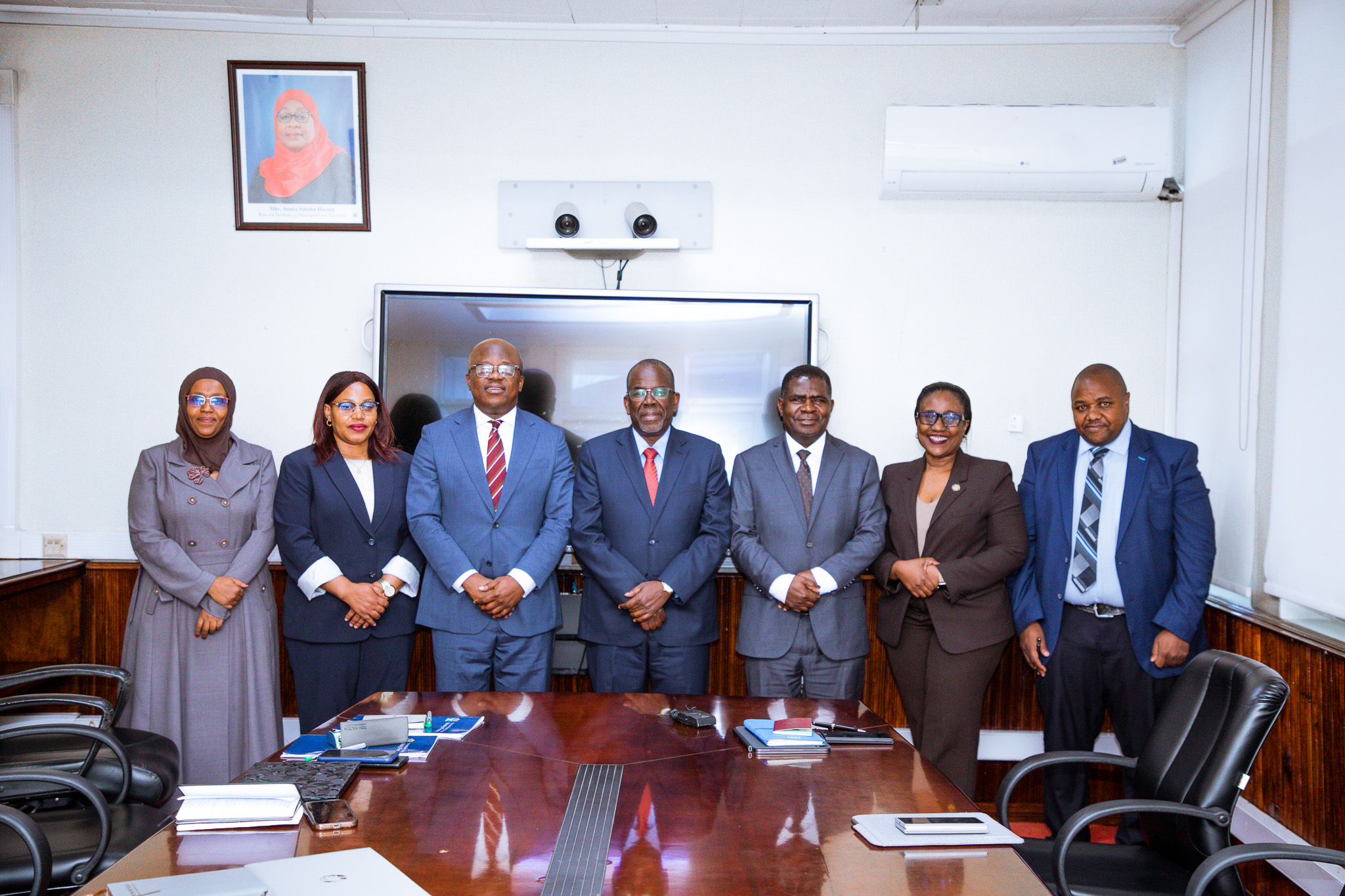 Waziri wa Fedha wa Jamhuri ya Muungano wa Tanzania, Mhe. Balozi Khamis Mussa Omar (Mb) (Katikati), Naibu Waziri wa Fedha, Mhe. Mhandisi Mshamu Ali Munde (Mb) (wa tatu kulia), Mkurugenzi Mpya wa Benki ya Afrexim Kanda ya Afrika Mashariki, Bw. Humphrey Nwugo (wa tatu kushoto), na maafisa wengine waandamizi wa Wizara ya Fedha na Benki ya Afrexim, wakiwa katika picha ya pamoja baada ya kikao chao kilichofanyika katika Ofisi Ndogo za Wizara ya Fedha, jijini Dar es Salaam.